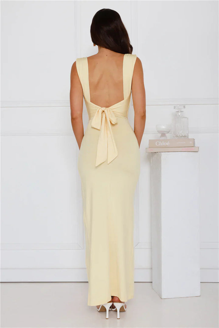 MAYLORA™ | Figurbetontes Kleid mit Schlitz und Raffungen
