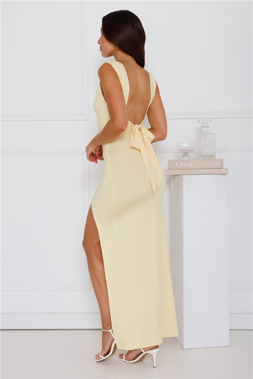MAYLORA™ | Figurbetontes Kleid mit Schlitz und Raffungen