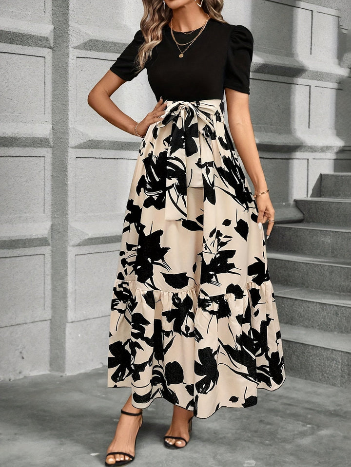 Briony - Hochtailliertes Blumenkleid mit Fließendem Saum