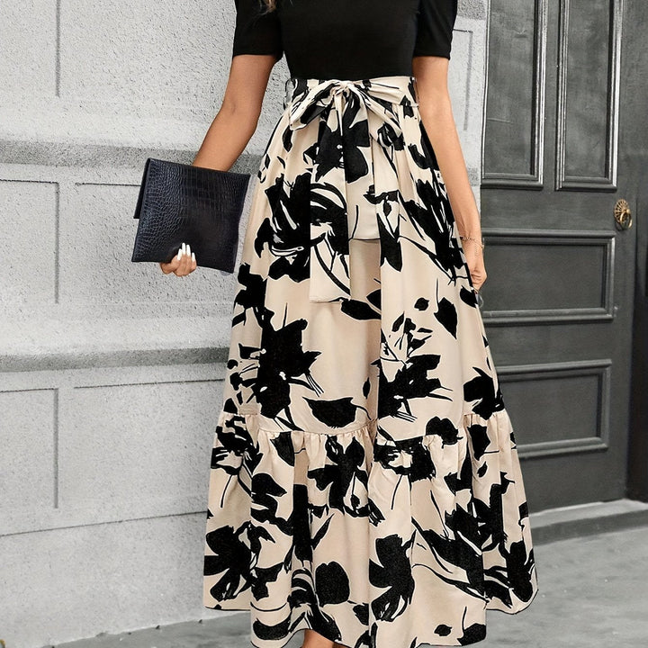 Briony - Hochtailliertes Blumenkleid mit Fließendem Saum