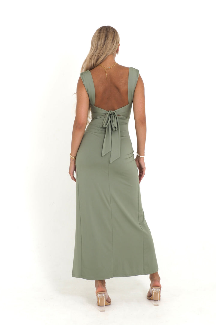 MAYLORA™ | Figurbetontes Kleid mit Schlitz und Raffungen