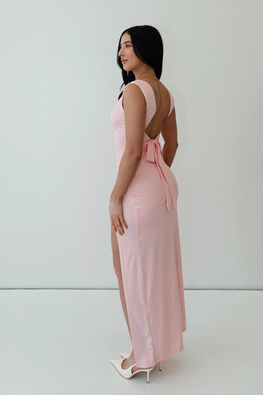 MAYLORA™ | Figurbetontes Kleid mit Schlitz und Raffungen