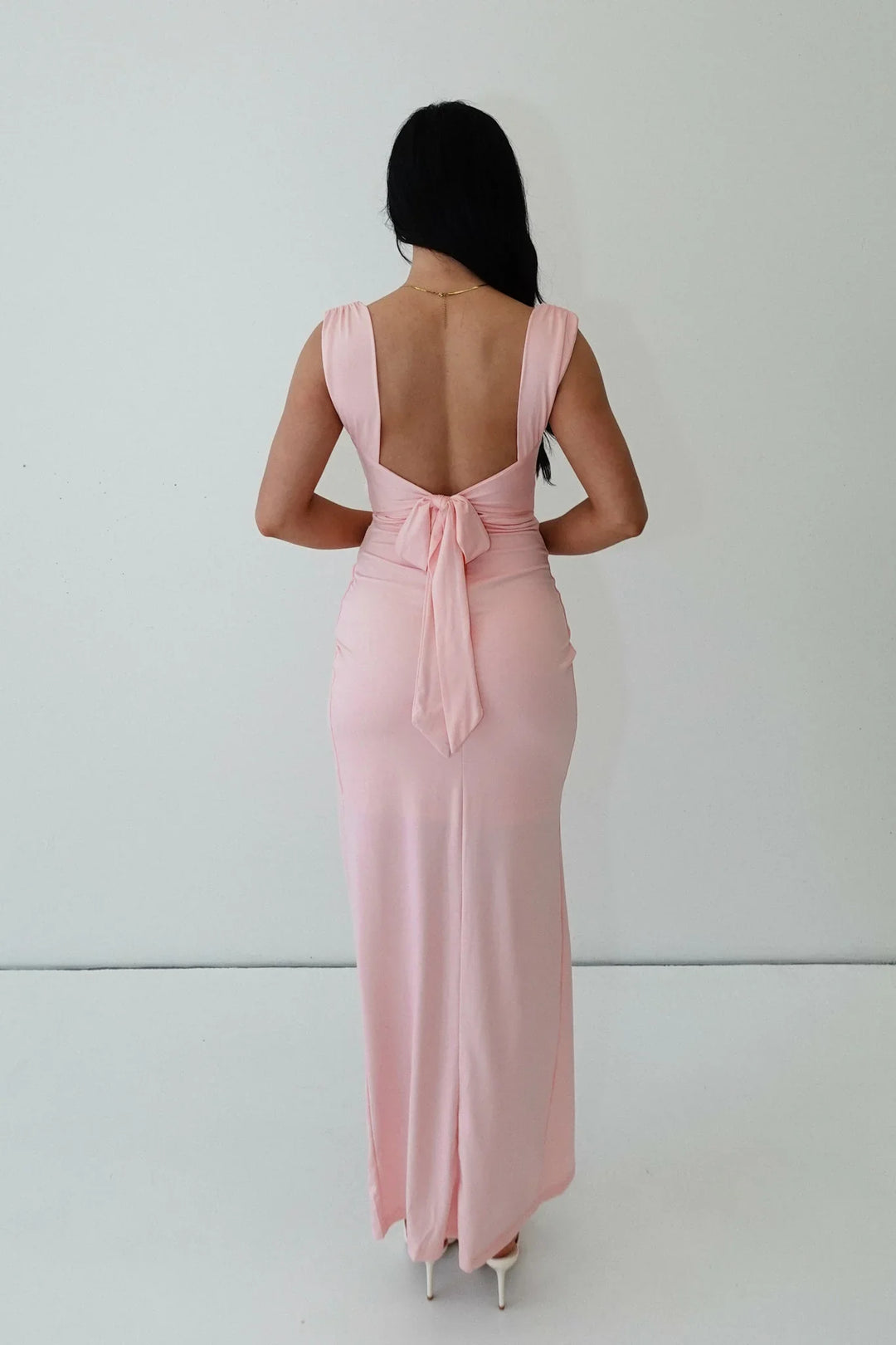 MAYLORA™ | Figurbetontes Kleid mit Schlitz und Raffungen