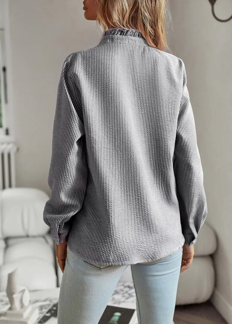 "Belle™ - Elegante Polo-Bluse" can be rewritten as "Belle™ - Chic Polo Blouse".