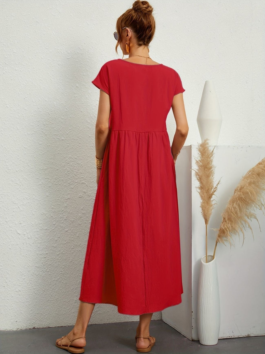"Kimber - Midi-Relaxed Kleid mit Rundhalsausschnitt" could be rewritten as "Kimber - Midi-Relaxed Kleid mit Rundhalsdesign".