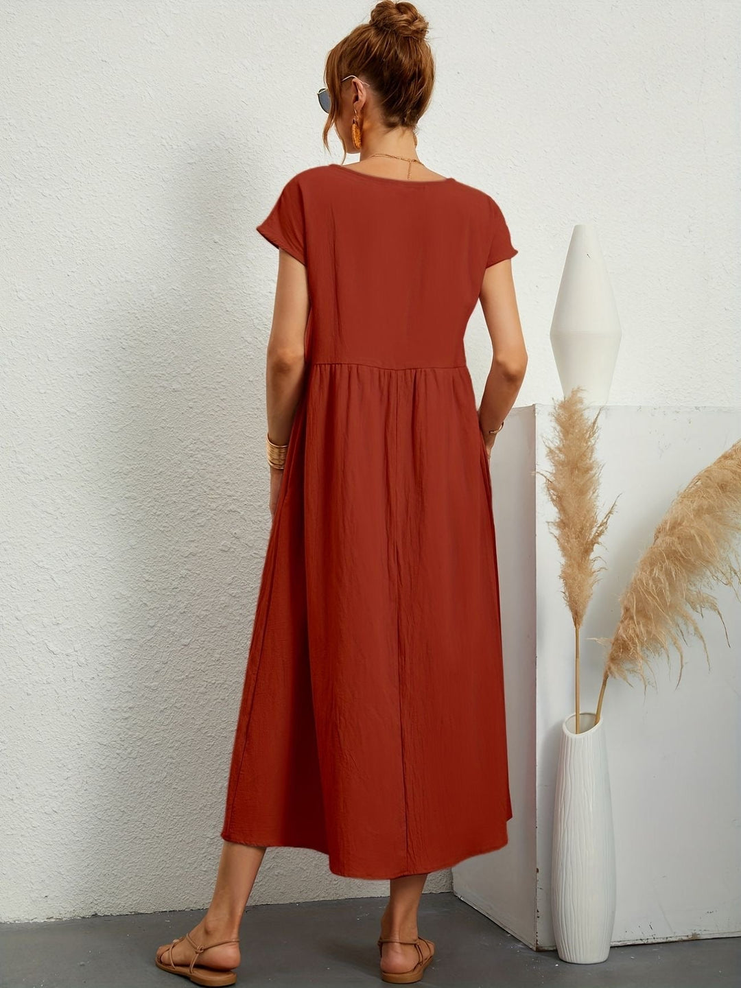 "Kimber - Midi-Relaxed Kleid mit Rundhalsausschnitt" could be rewritten as "Kimber - Midi-Relaxed Kleid mit Rundhalsdesign".