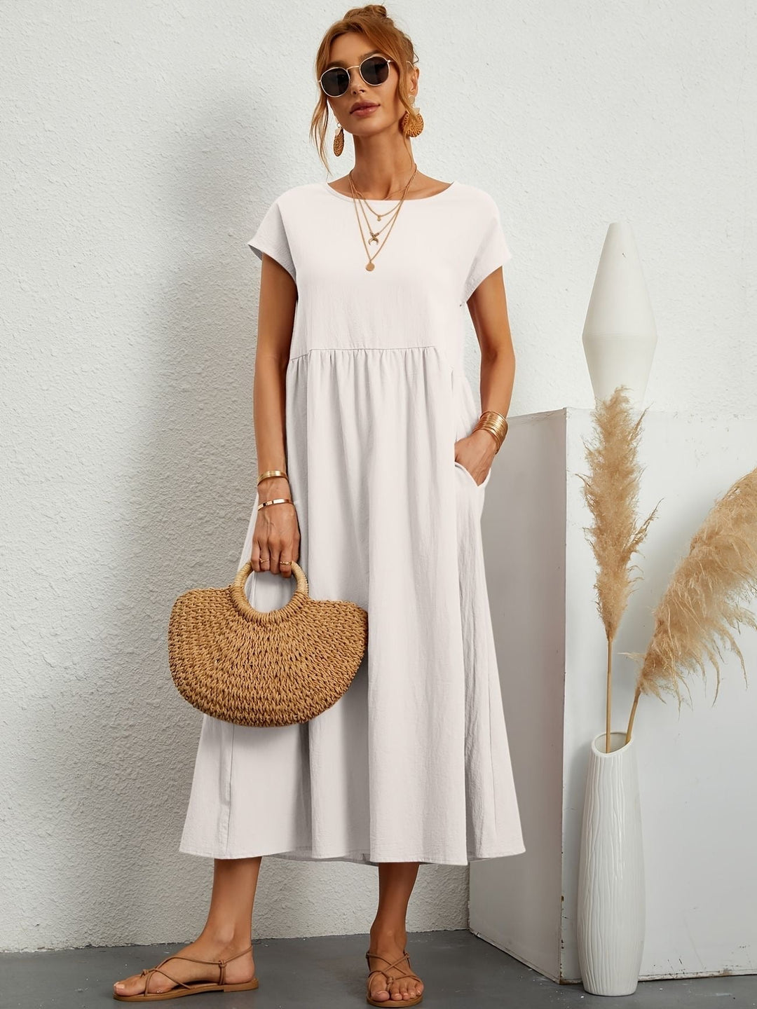 "Kimber - Midi-Relaxed Kleid mit Rundhalsausschnitt" could be rewritten as "Kimber - Midi-Relaxed Kleid mit Rundhalsdesign".