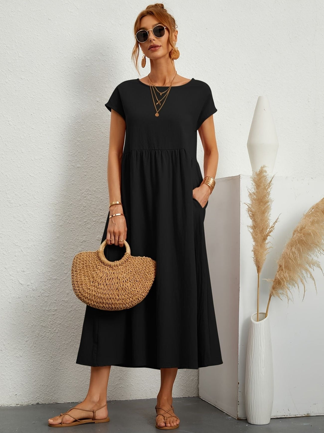 "Kimber - Midi-Relaxed Kleid mit Rundhalsausschnitt" could be rewritten as "Kimber - Midi-Relaxed Kleid mit Rundhalsdesign".