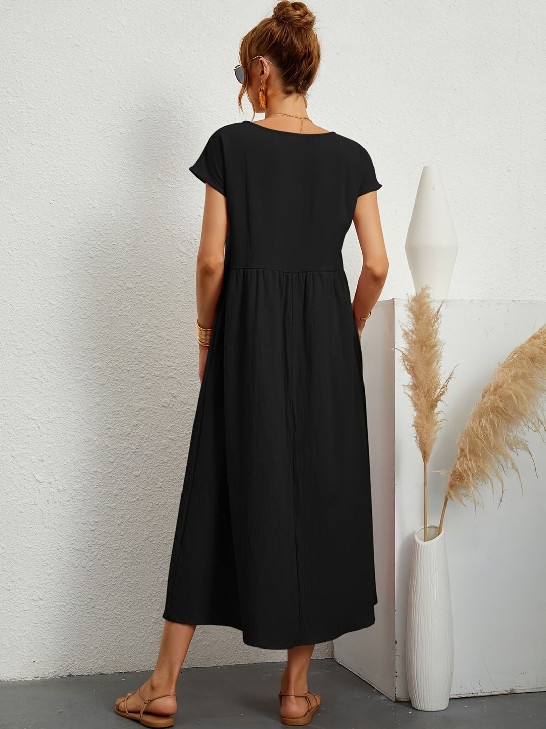 "Kimber - Midi-Relaxed Kleid mit Rundhalsausschnitt" could be rewritten as "Kimber - Midi-Relaxed Kleid mit Rundhalsdesign".