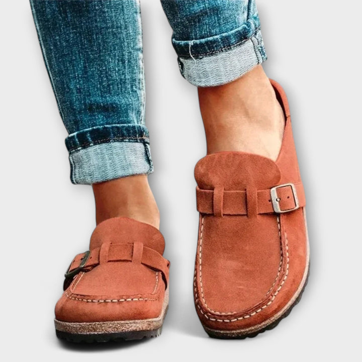 Frauen Mokassins mit dekorativer Schnalle und orthopädischem Design