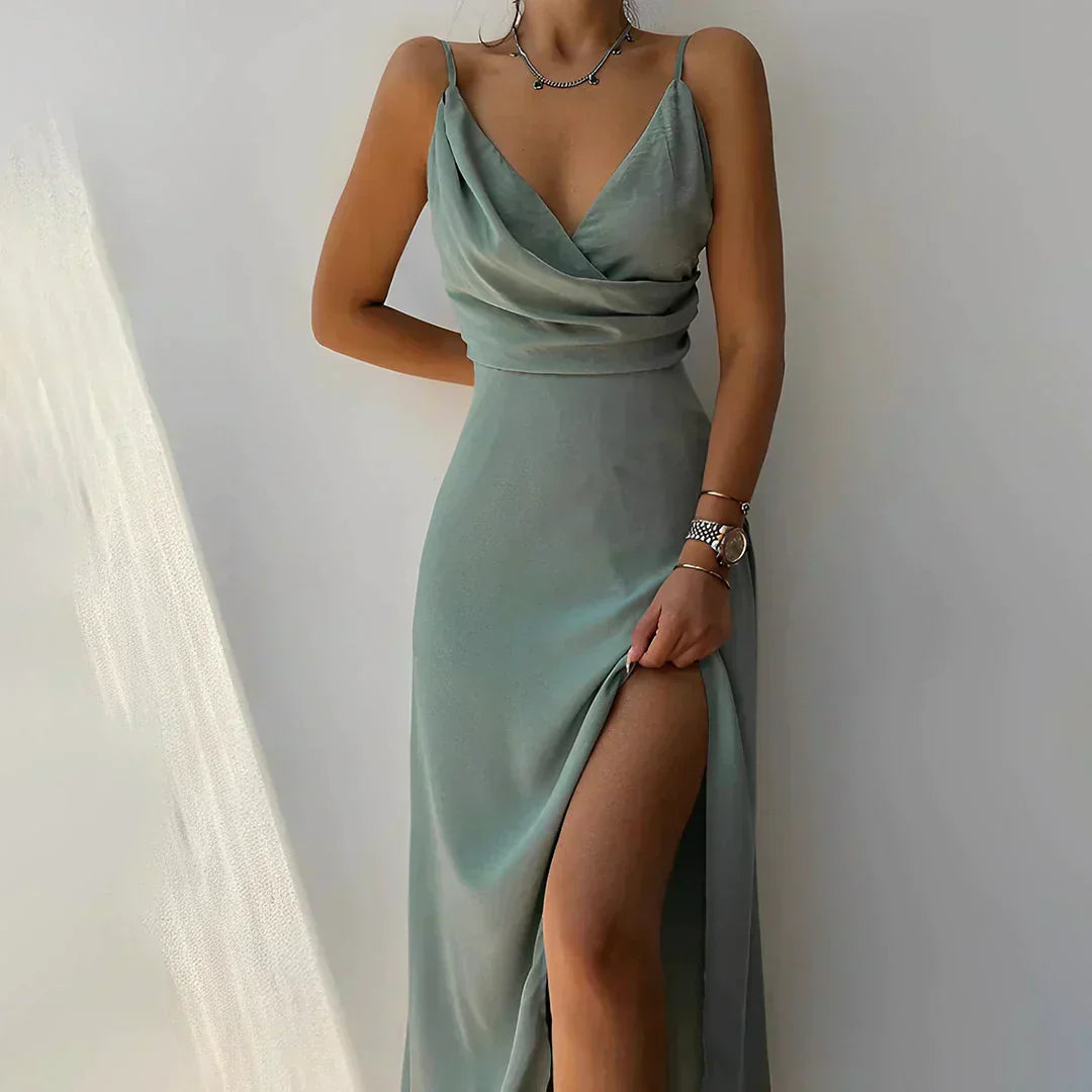 MAYLORA™ | Satin-Kleid mit Cascading-Ausschnitt und Schlitz