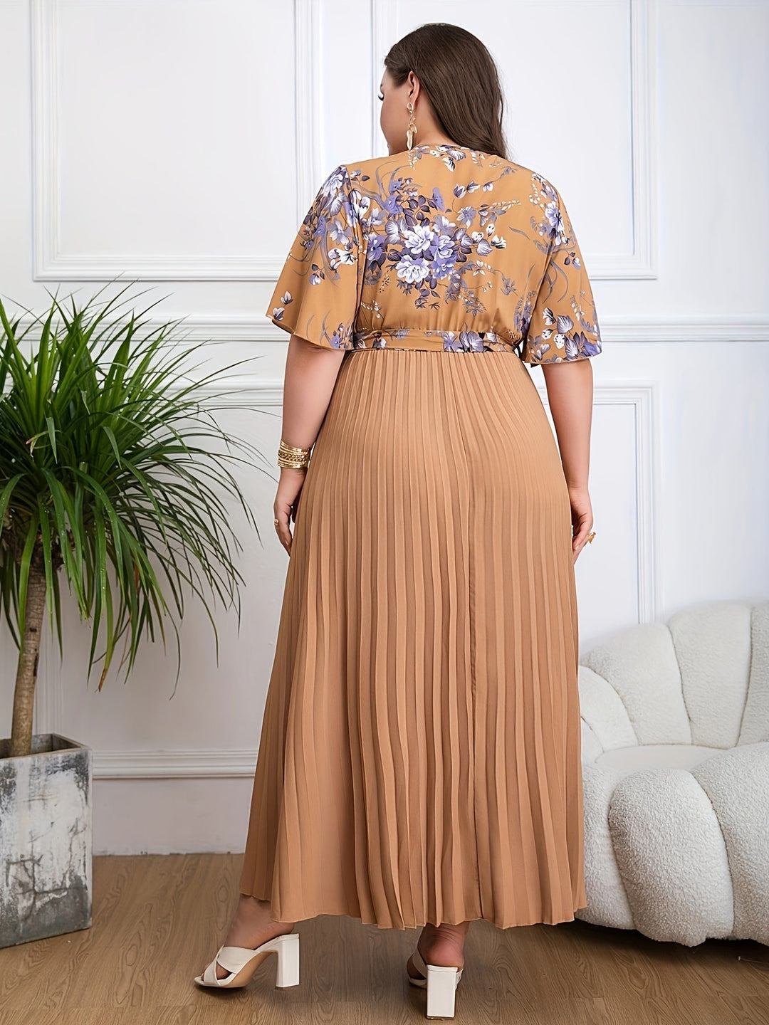Fleur | Figurbetontes Kleid in Übergröße