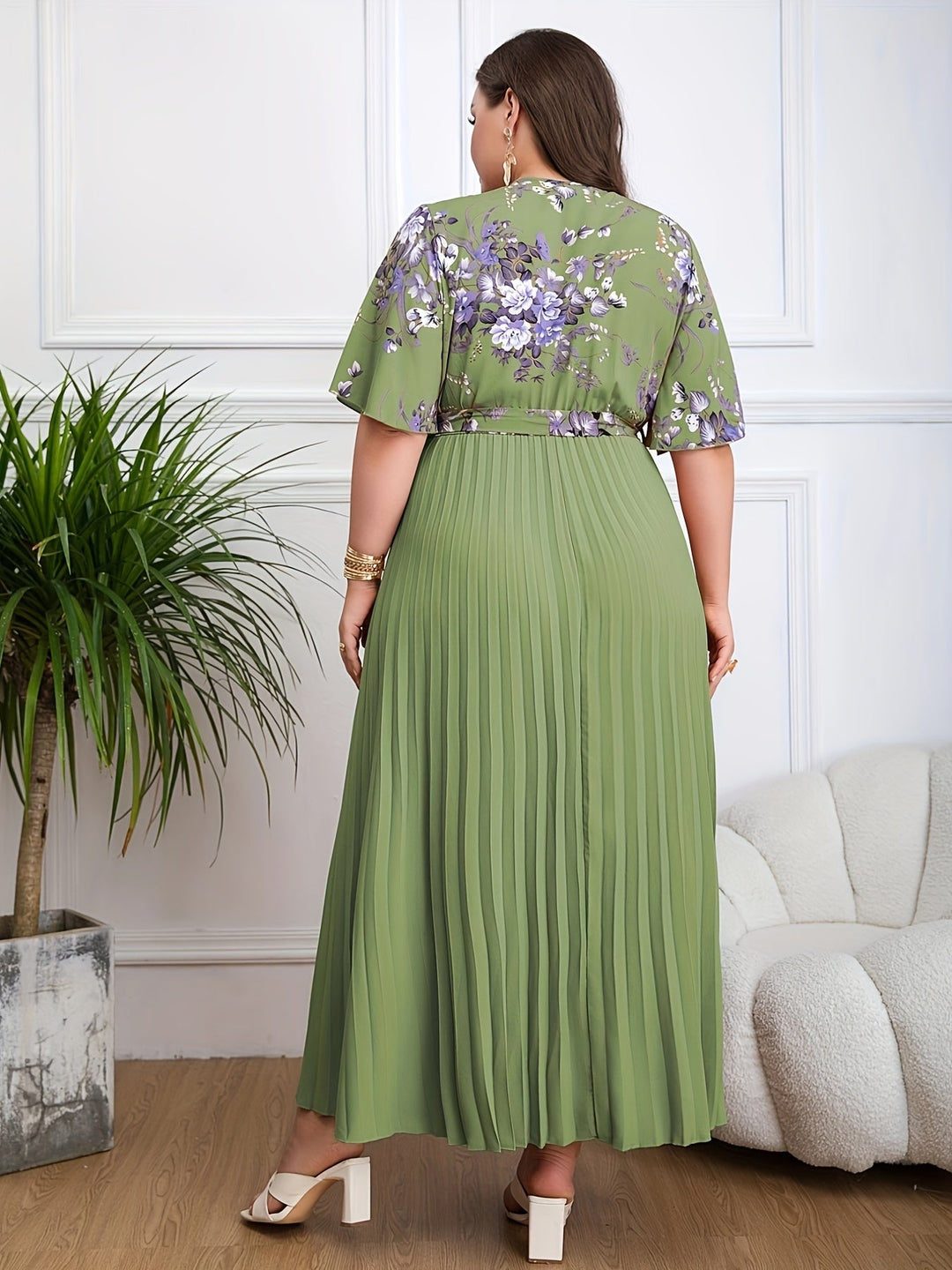 Fleur | Figurbetontes Kleid in Übergröße
