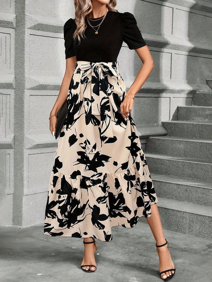 Briony - Hochtailliertes Blumenkleid mit Fließendem Saum