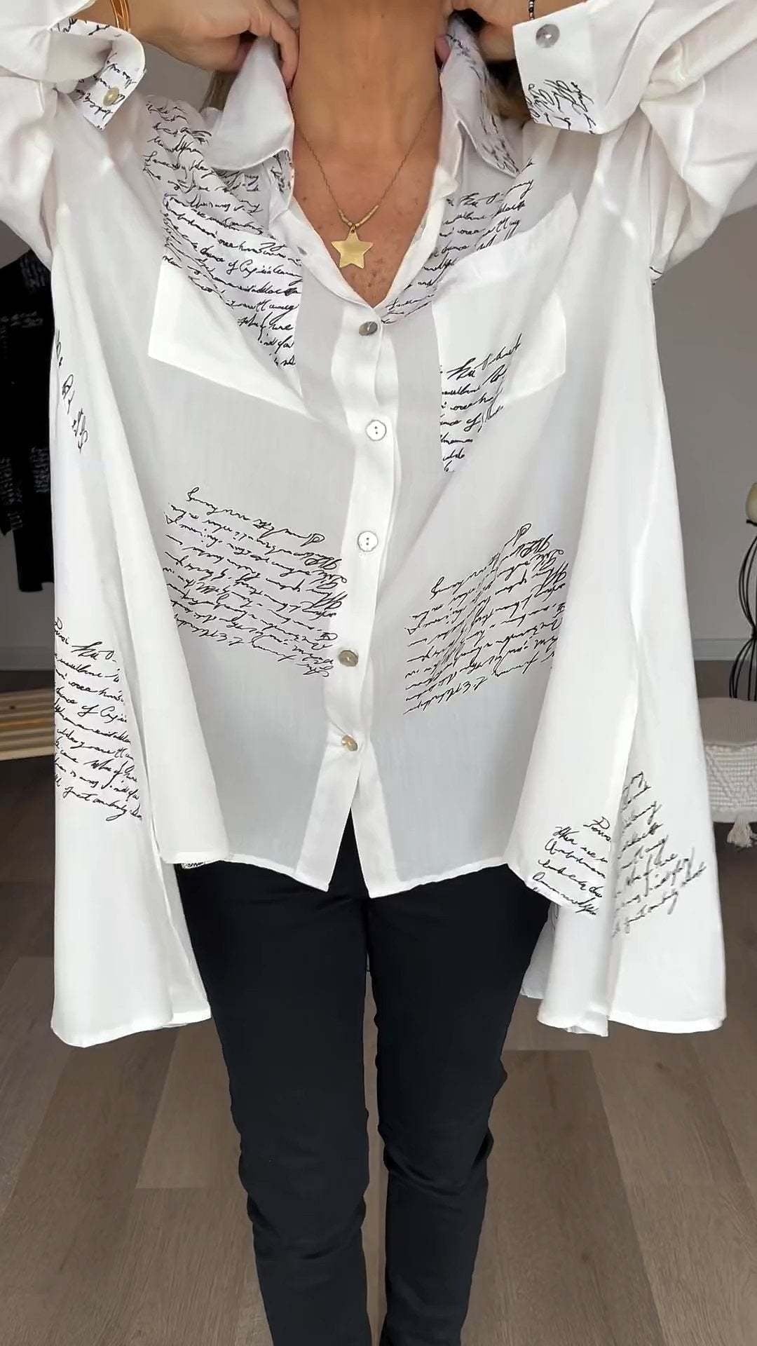 Callista™ - Button-Up Chemise mit handschriftlichem Design