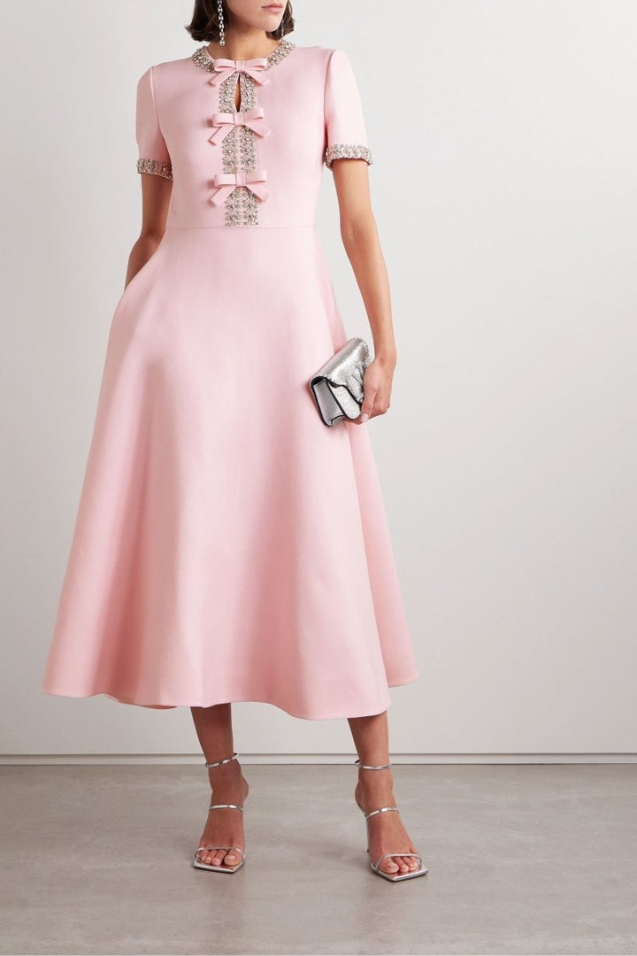 Sybil - Elegantes Strasskleid mit Schleifenakzent